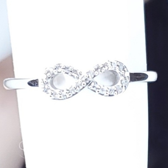 CERTIFIED 14kt White Gold, 22-Stone Diamond Infinity Ring - Picture 5 of 11